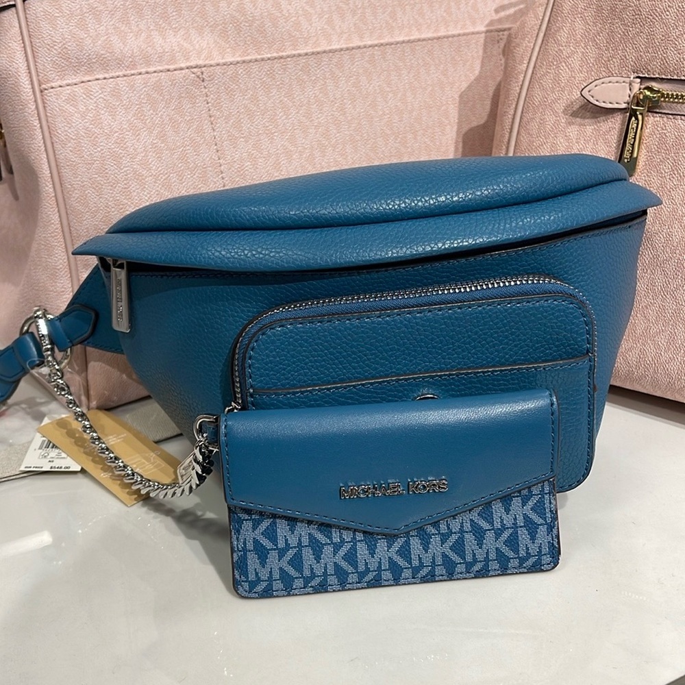 MICHAEL KORS
Maisie Large Pebbled Leather 2-in-1 Sling Pack
Teal
NWT